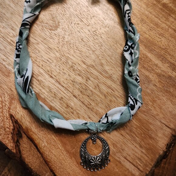 Hand crafted bandana necklace - Picture 1 of 3